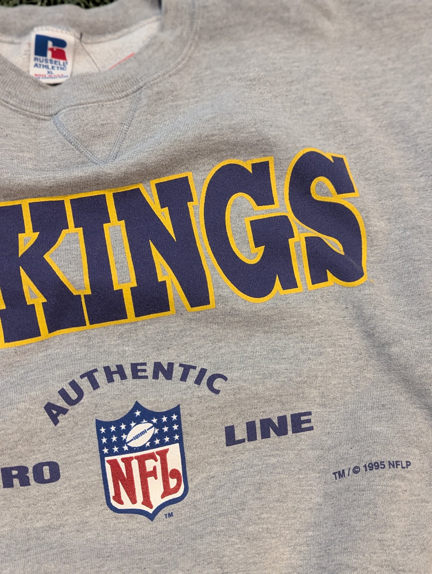 90's Russell Athletics Minnesota Vikings Sweatshirt - XL (Runs small)